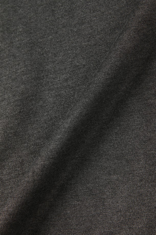 **비스코스 혼방 라운드 니트 M-QNIT51**

부드러운 촉감과 슬림핏으로 편안한 착용감을 선사하는 비스코스 혼방 라운드 니트입니다. 데일리룩, 이너웨어로 활용하기 좋으며, 간절기, 여름, 겨울까지 폭넓게 착용 가능합니다. 베이직하고 캐주얼한 스타일로 출근룩, 오피스룩에도 잘 어울립니다. 골지 패턴과 긴 소매, 라운드넥 디자인이 특징이며, 신축성이 좋아 활동성을 높였습니다. 블랙, 다크그레이, 라이트그레이, 네이비, 화이트 5가지 컬러로 만나보세요.
