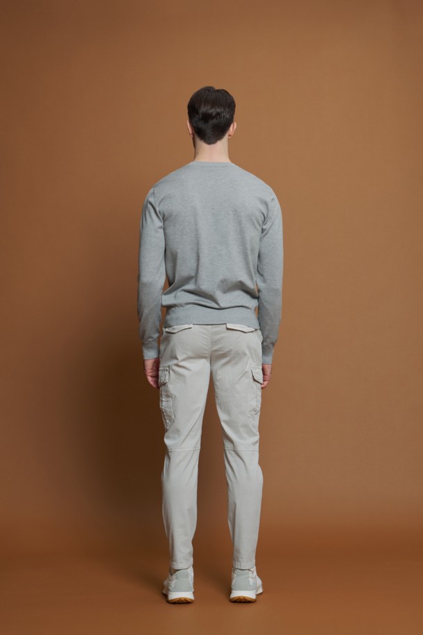 남성용 비스코스 혼방 라운드 니트 M-QNIT51입니다. 부드러운 촉감과 슬림핏으로 제작되어 데일리룩, 출근룩, 겨울 데일리룩 등 다양한 TPO에 활용하기 좋습니다. 베이직, 캐주얼, 미니멀, 클래식 스타일을 아우르며, 라운드넥과 긴소매 디자인으로 어떤 옷에도 쉽게 매치할 수 있습니다. 비스코스, 폴리에스터 혼방 소재에 골지 패턴과 신축성, 단정한 실루엣을 더해 편안하면서도 세련된 룩을 연출합니다. 블랙, 다크그레이, 라이트그레이, 네이비, 화이트 등 5가지 색상으로 출시되어 폭넓은 선택이 가능합니다.
