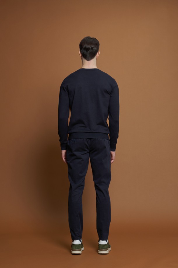 **비스코스 혼방 라운드 니트 M-QNIT51**은 부드러운 촉감의 비스코스 혼방 소재로 제작되어 봄, 가을, 겨울철에 착용하기 좋은 남성용 니트입니다. 슬림핏으로 제작되어 단정하고 세련된 실루엣을 연출하며, 라운드넥과 긴 소매 디자인이 특징입니다. 데일리룩은 물론, 출근룩과 비즈니스 캐주얼에도 잘 어울리는 활용도 높은 아이템입니다. 베이직하고 캐주얼한 스타일을 선호하는 분들께 추천하며, 다양한 컬러(블랙, 다크그레이, 라이트그레이, 네이비, 화이트)로 만나보실 수 있습니다. 골지 패턴과 신축성 좋은 소재로 편안한 착용감을 선사합니다.
