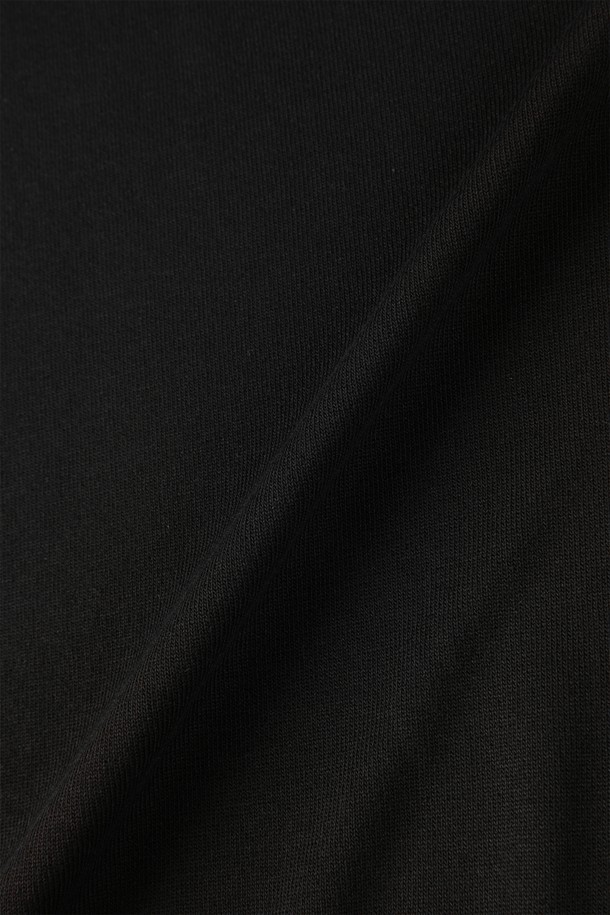 **반집업 폴로 니트 M-QNIT52**

부드러운 촉감의 비스코스, 폴리에스터 혼방 소재로 제작된 반집업 폴로 니트입니다. 슬림핏으로 디자인되어 깔끔한 실루엣을 연출하며, 데일리 및 이너 스타일링에 활용하기 좋습니다. 간절기, 여름, 겨울 등 다양한 계절에 착용 가능하며, 활용도 높은 화이트, 그레이, 네이비, 차콜, 블랙 컬러로 구성되었습니다. 클래식, 베이직 무드를 연출하며, 오피스룩, 비즈니스 캐주얼 스타일에도 잘 어울립니다. 골지 패턴과 긴 소매 기장으로 디자인되어 세련된 느낌을 줍니다.
