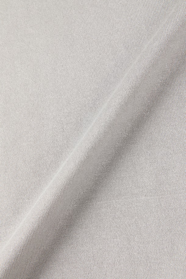 **반집업 폴로 니트 M-QNIT52**는 비스코스 82%와 폴리에스터 18% 혼방 소재로 제작되어 부드러운 촉감과 편안한 착용감을 선사합니다. 클래식한 카라 디자인과 반집업 디테일이 돋보이며, 슬림핏으로 디자인되어 출근룩과 비즈니스 캐주얼에 적합합니다. 골지 마감으로 안정적인 실루엣을 연출하며, 다양한 체형에 잘 어울립니다. 화이트, 그레이, 네이비, 차콜, 블랙 등 5가지 기본 컬러로 출시되어 미니멀하고 캐주얼한 스타일을 완성합니다. 여름, 간절기, 겨울까지 폭넓게 활용 가능한 긴소매 니트입니다.
