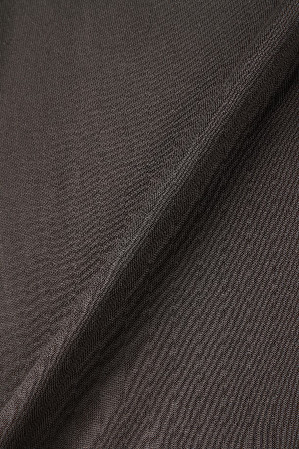 **반집업 폴로 니트 M-QNIT52**

클래식과 캐주얼 무드를 넘나드는 반집업 폴로 니트입니다. 비스코스와 폴리에스터 혼방 소재로 제작되어 부드러운 촉감과 신축성을 제공합니다. 슬림핏 디자인에 골지 패턴으로 마감하여 안정적인 실루엣을 연출하며, 데일리룩 또는 이너로 활용하기 좋습니다. 출근룩, 비즈니스 캐주얼 등 다양한 TPO에 맞춰 활용 가능하며, 화이트, 그레이, 네이비, 차콜, 블랙 5가지 컬러로 만나보세요. 클래식한 카라 디자인으로 세련된 스타일을 완성합니다.
