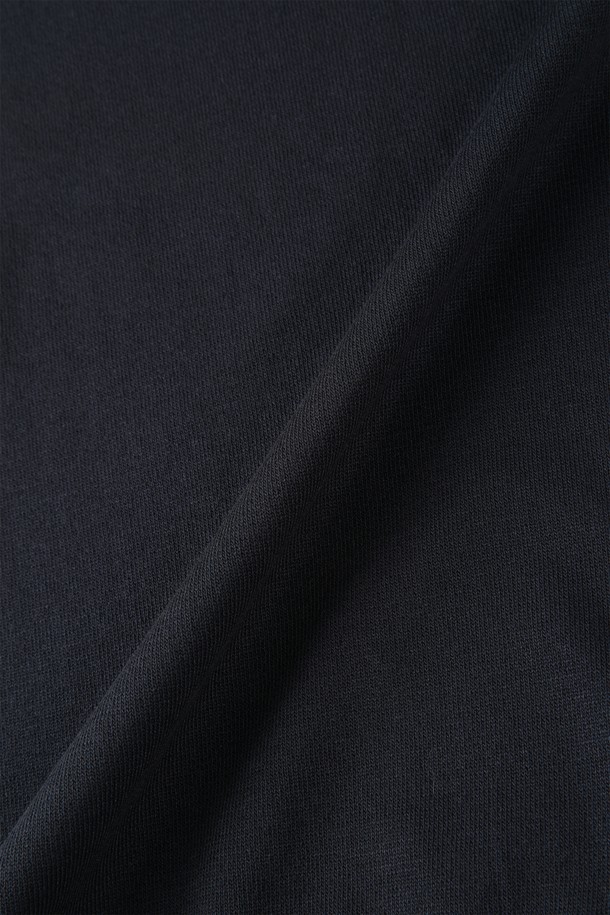 "반집업 폴로 니트 M-QNIT52"는 부드러운 촉감의 비스코스와 폴리에스터 혼방 소재로 제작된 남성용 반집업 폴로 니트입니다. 슬림핏 디자인에 긴 소매와 골지 패턴, 클래식한 카라 디자인이 특징이며, 다양한 스타일 연출이 가능합니다. 화이트, 그레이, 네이비, 차콜, 블랙 등 5가지의 다채로운 컬러로 출시되어 취향에 맞게 선택할 수 있습니다. 데일리룩, 이너웨어뿐만 아니라 출근룩, 비즈니스 캐주얼에도 활용하기 좋은 활용도 높은 아이템입니다. 신축성이 좋아 편안한 착용감을 선사합니다.
