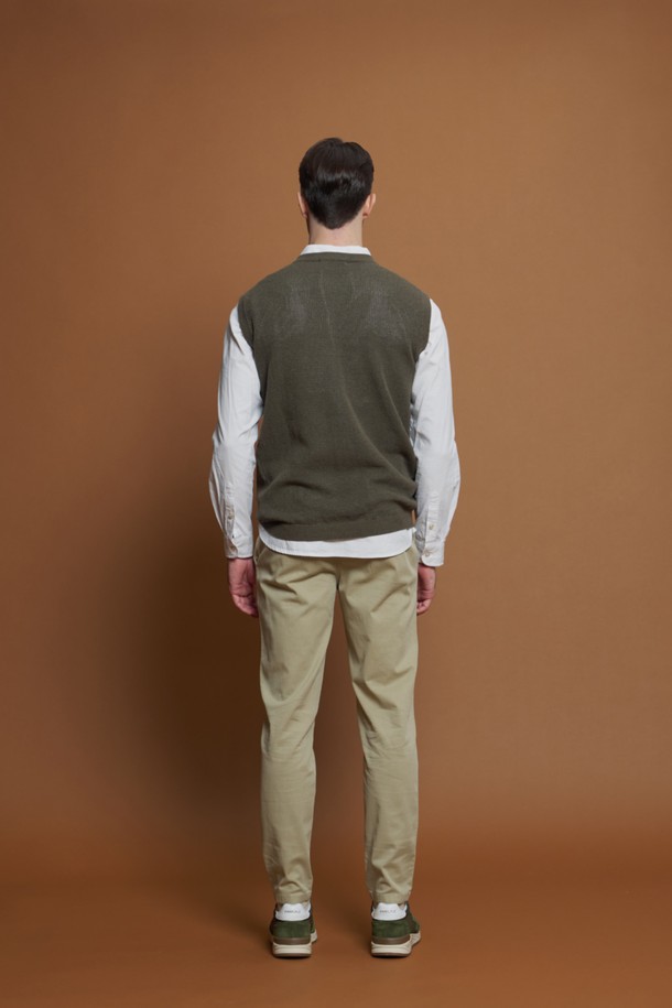 면 혼방 와플 니트 베스트 M-QNIT60은 카키와 그레이 두 가지 색상으로 출시된 간절기용 베스트입니다. 부드러운 촉감의 면과 폴리에스터 혼방 소재로 제작되었으며, 캐주얼하고 베이직한 스타일을 연출합니다. 슬림핏 크루넥 디자인에 민소매 형태로, 와플 패턴이 돋보이는 제품입니다. 골지 마감 처리와 레이어드 스타일링이 용이하여 다양한 TPO(동네 마실룩, 카페룩)에 활용할 수 있습니다.
