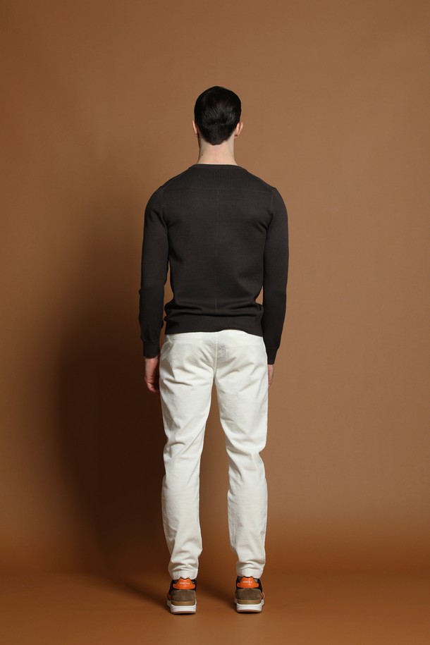 남성용 비스코스 블렌드 라운드 니트 M-QNIT58입니다. 부드러운 촉감의 비스코스 블렌드 소재로 제작되어 봄, 가을 시즌에 착용하기 좋습니다. 베이직하고 미니멀한 스타일로 출근룩, 비즈니스 캐주얼에 활용하기 좋으며, 레귤러핏과 긴 소매 기장으로 편안한 착용감을 선사합니다. 라운드넥 디자인에 무지 패턴의 블랙 컬러로 어떤 하의와도 쉽게 매치할 수 있습니다. 얇은 두께감으로 간절기 레이어드 연출에도 용이합니다.
