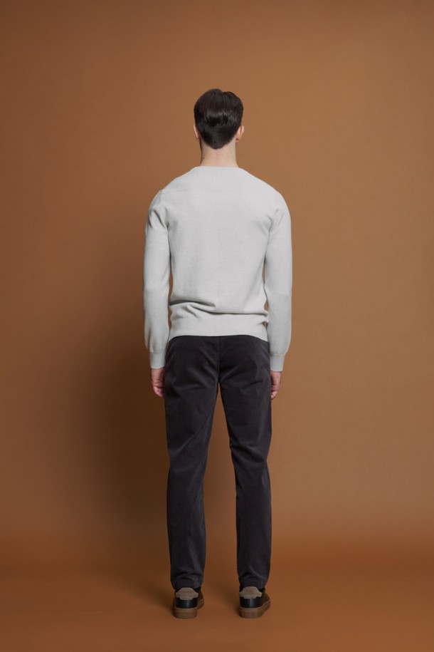 **비스코스 블렌드 라운드 니트 M-QNIT58**은 부드러운 촉감과 신축성을 갖춘 남성용 라운드넥 니트입니다. 가을, 겨울에 데일리룩으로 활용하기 좋으며, 캐주얼, 미니멀, 클래식 스타일을 연출할 수 있습니다. 브라운과 그레이 두 가지 색상으로 출시되었으며, 슬림핏으로 제작되어 세련된 실루엣을 선사합니다. 비스코스, 폴리에스터, 폴리아미드의 혼방 소재로 제작되어 가볍고 편안하며 어깨 부분의 골지 디테일이 특징입니다. 긴 소매 기장과 레귤러 기장으로 다양한 하의와 매치하여 스타일리시한 겨울 코디를 완성할 수 있습니다.
