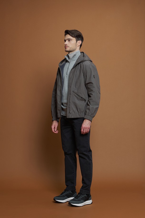 빈티지 워싱 후드 점퍼 M-QCJP61은 남성용 후드 점퍼입니다. 차콜 색상으로, 봄, 가을 간절기에 일상, 산책, 여행 등 다양한 TPO에 활용하기 좋습니다. 캐주얼, 미니멀 스타일을 연출하기 좋으며, 무지 패턴에 레귤러 핏으로 제작되었습니다. 가볍고 얇은 면, 폴리에스터 혼방 소재로 제작되었으며, 매쉬 안감과 지퍼 여밈, 후드 일체형 디자인이 특징입니다. 소매 로고 디테일이 돋보이는 긴소매 후드 점퍼입니다.
