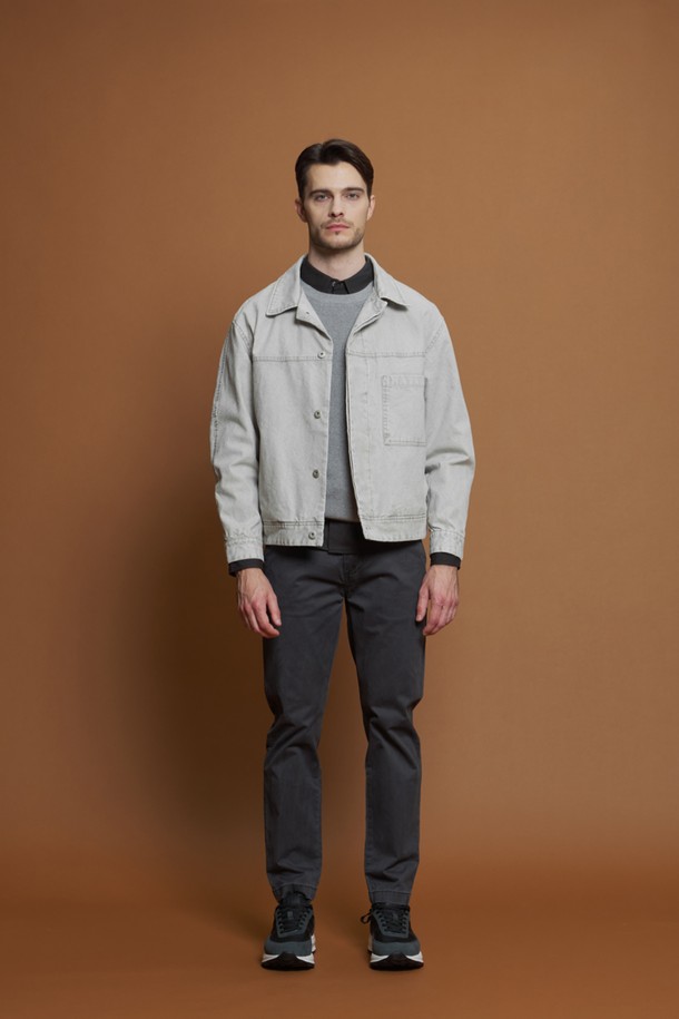 블리치 워싱 데님 재킷 M-QCJP55는 남성용 데님 재킷입니다. 캐주얼과 베이직 스타일을 추구하는 분들께 적합하며, 봄, 가을에 착용하기 좋습니다. 부드러운 촉감의 면 소재로 제작되었으며, 레귤러 핏에 긴 소매 기장입니다. 블리치 워싱 처리된 그레이 컬러와 단정한 카라, 가슴 및 측면 포켓 디테일이 특징입니다. 데이트룩, 쇼핑룩 등 다양한 TPO에 활용 가능하며, 캐주얼부터 미니멀 스타일까지 연출할 수 있습니다.
