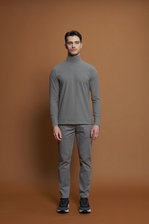 "에센셜 츄잉 반목 티셔츠 D-QTEE56"은 미니멀하고 베이직한 스타일의 공용 반목 티셔츠입니다. 다크그레이, 라이트그레이, 아이보리 세 가지 색상으로 출시되었으며, 가을/겨울 시즌에 적합합니다. 슬림핏에 두꺼운 두께감으로 제작되어 보온성을 높였으며, 부드러운 촉감과 신축성을 제공합니다. 데일리룩, 집콕룩, 출근룩 등 다양한 TPO에 활용 가능하며, 이너웨어 또는 단독 착용, 레이어링 모두 용이합니다. 나일론과 스판 소재 혼방으로 제작되어 편안한 착용감을 선사합니다.
