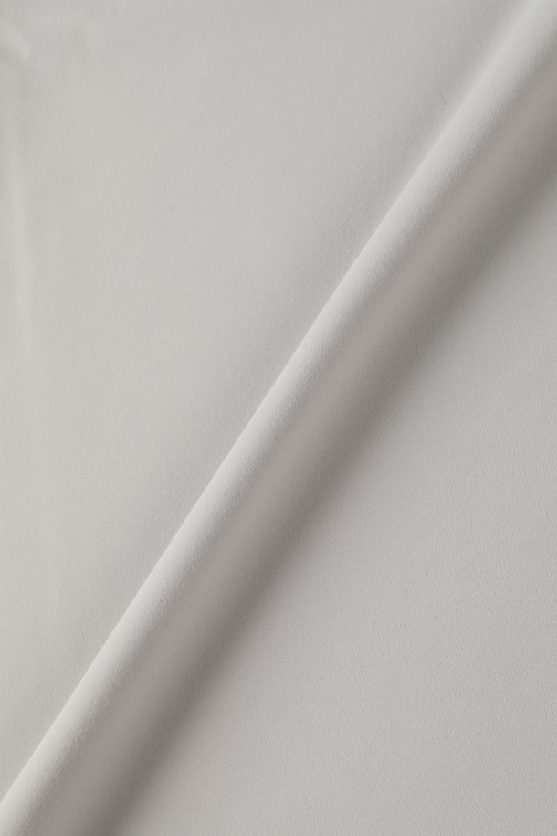 **에센셜 츄잉 반목 티셔츠 D-QTEE56**은 미니멀한 스타일의 슬림핏 긴소매 티셔츠입니다. 부드러운 촉감의 나일론, 스판 혼방 소재로 제작되어 간절기와 겨울에 착용하기 좋습니다. 하프넥 디자인에 무지 패턴으로, 다크그레이, 라이트그레이, 아이보리 세 가지 색상으로 만나보실 수 있습니다. 신축성이 있어 편안하며, 단독 또는 레이어드하여 다양한 스타일을 연출할 수 있습니다. 데일리룩, 이너웨어로 활용하기 좋은 실용적인 아이템입니다.
