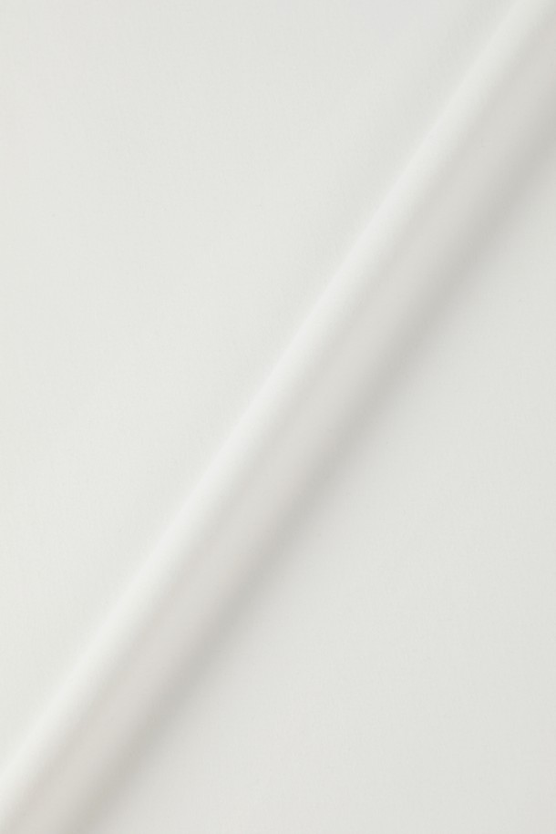 "에센셜 츄잉 반목 티셔츠 D-QTEE56"은 가을과 겨울, 데일리룩과 이너웨어로 활용하기 좋은 티셔츠입니다. 다크그레이, 라이트그레이, 아이보리 세 가지 색상으로 출시되어 미니멀한 스타일을 연출하기 용이합니다. 나일론과 스판 혼방의 탄력 있는 원단으로 제작되어 부드러운 촉감을 선사하며, 슬림핏과 반목 디자인으로 시크하고 클래식한 분위기를 더합니다. 단독 또는 레이어링하여 사계절 내내 활용 가능하며, 겨울철 출근룩으로도 손색없습니다.
