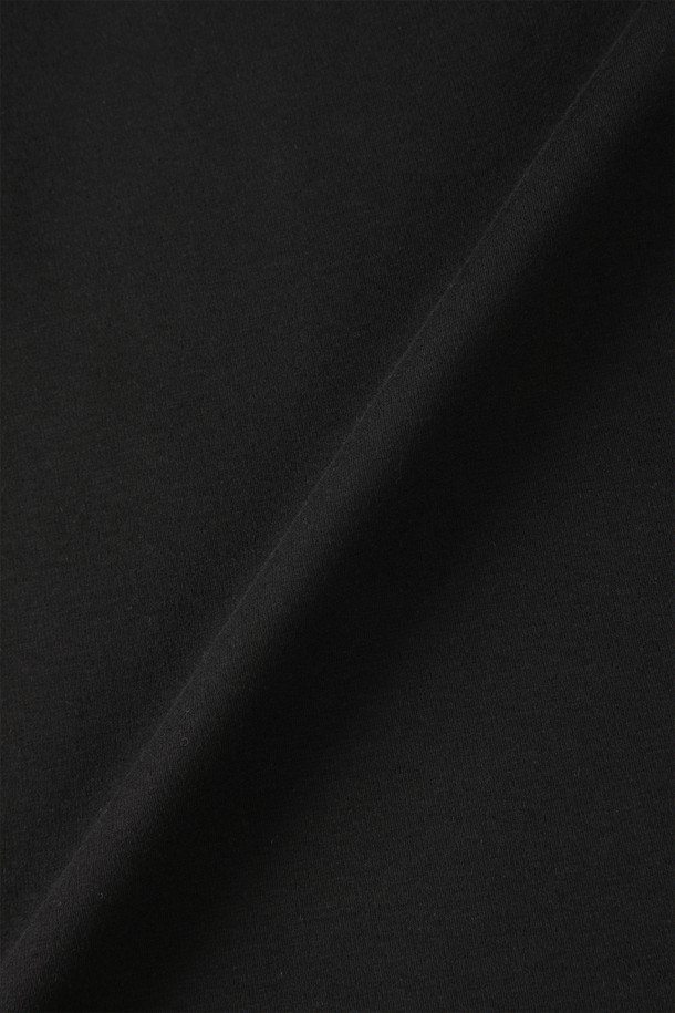 베이직 라운드 티셔츠 D-QTEE55는 부드러운 면 소재로 제작되어 편안한 착용감을 선사합니다. 라운드넥 디자인에 긴 소매 기장으로, 미니멀, 캐주얼, 클래식 스타일을 연출하기 좋습니다. 아이보리, 그레이, 블랙, 차콜 4가지 색상으로 출시되어 다양한 스타일에 매치하기 용이합니다. 레귤러 슬림핏으로 깔끔하게 떨어지는 핏을 자랑하며, V 스티치 디테일이 돋보입니다. 신축성이 좋아 활동성이 뛰어나 집콕룩으로도 적합합니다.
