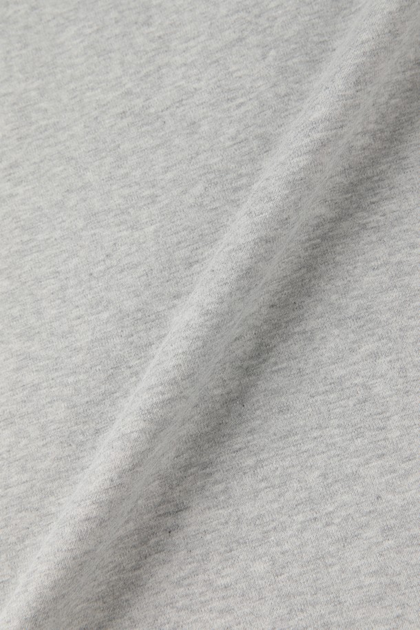 베이직 라운드 티셔츠 D-QTEE55는 데일리룩에 활용하기 좋은 긴소매 티셔츠입니다. 아이보리, 그레이, 블랙, 차콜 4가지의 기본 컬러로 출시되어 어떤 스타일에도 잘 어울립니다. 면 소재로 제작되어 부드러운 촉감을 제공하며, 신축성이 좋아 편안한 착용감을 선사합니다. 레귤러슬림핏 디자인과 라운드넥, V 스티치 패턴으로 미니멀, 캐주얼, 클래식 등 다양한 스타일을 연출할 수 있습니다. 사계절 내내 활용 가능한 실용적인 아이템입니다.
