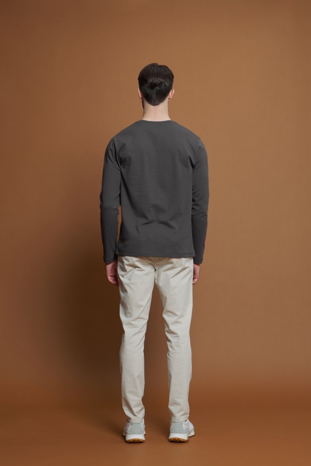 베이직 라운드 티셔츠 D-QTEE55는 남성을 위한 데일리 상의입니다. 아이보리, 그레이, 블랙, 차콜 네 가지 색상으로 출시되었으며, 간절기와 겨울에도 착용 가능한 긴소매 디자인입니다. 면 소재로 제작되어 부드러운 촉감을 자랑하며, 레귤러슬림핏으로 제작되어 편안한 착용감을 선사합니다. 베이직 스타일의 라운드넥 티셔츠로, V 스티치 패턴이 은은한 포인트를 더합니다. 신축성이 좋아 다양한 스타일의 아이템과 매치하여 미니멀, 클래식, 캐주얼 룩을 연출할 수 있습니다.
