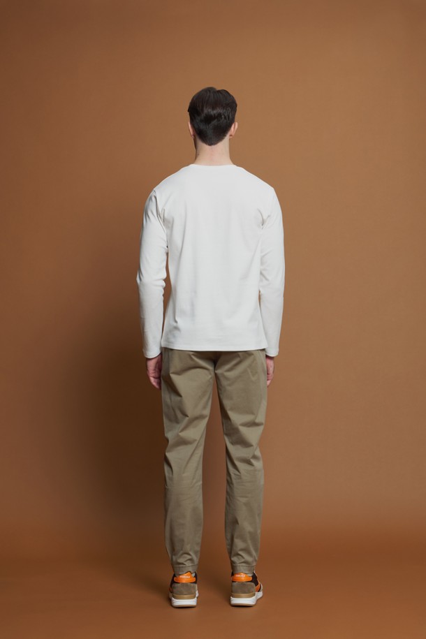 베이직 라운드 티셔츠 D-QTEE55는 남성을 위한 데일리웨어로, 미니멀, 클래식, 캐주얼 스타일을 추구하는 분들께 적합합니다. 아이보리, 그레이, 블랙, 차콜 4가지 색상으로 출시되었으며, 여름, 간절기, 겨울까지 활용 가능합니다. 면 소재의 레귤러핏 긴소매 티셔츠로, 부드러운 촉감과 신축성, V 스티치 패턴이 특징입니다. 라운드넥 디자인으로 집콕룩, 출근룩 등 다양한 TPO에 단독 또는 레이어드하여 활용할 수 있습니다.
