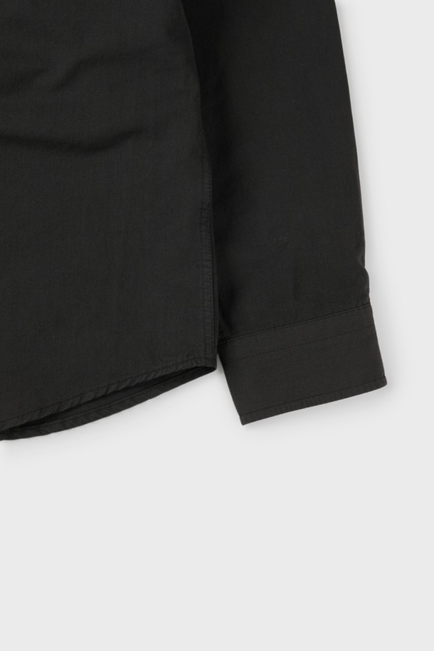 워시드 포켓 셔츠 D-QCSH52는 부드러운 촉감의 레이온, 면, 리넨 혼방 소재로 제작되어 통기성이 우수하고 쾌적한 착용감을 선사합니다. 슬림핏으로 단정하게 떨어지는 실루엣과 긴 소매 기장이 특징이며, 무지 디자인에 앞면 포켓 디테일로 포인트를 더했습니다. 블랙, 차콜 두 가지 컬러로 출시되어 출근룩, 오피스룩뿐만 아니라 미니멀, 클래식, 캐주얼 등 다양한 스타일로 연출하기 좋습니다. 단독 착용하거나 티셔츠와 레이어드하여, 또는 아우터 안에 이너로 활용하여 사계절 내내 폭넓게 활용할 수 있습니다.
