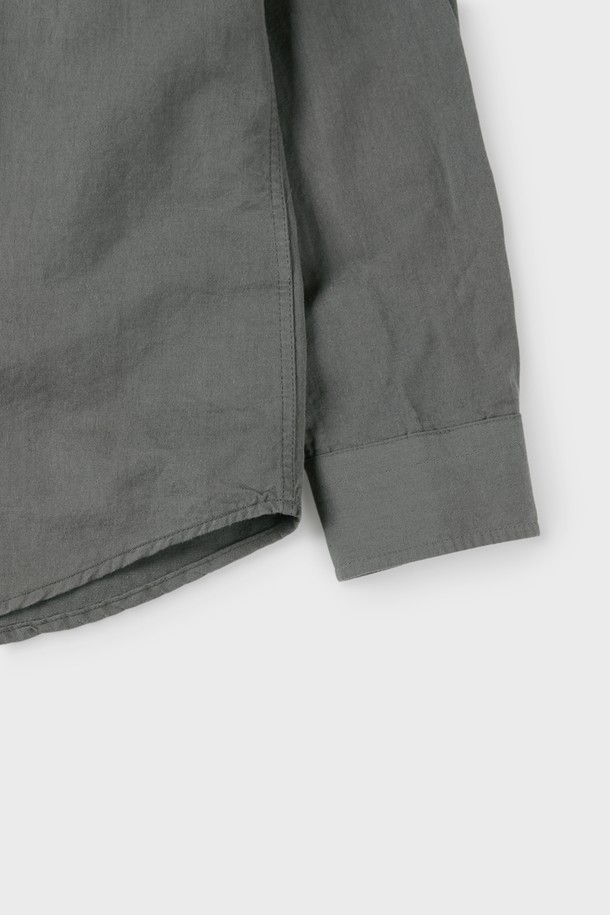 워시드 포켓 셔츠 D-QCSH52는 부드러운 텐셀, 면, 린넨 혼방 소재로 제작되어 가볍고 편안한 착용감을 선사합니다. 블랙, 차콜 두 가지 색상으로 출시되었으며, 슬림핏과 레귤러 기장으로 깔끔한 핏을 연출합니다. 앞면 포켓 디테일과 워싱 가공이 특징이며, 캐주얼, 미니멀, 클래식 스타일을 모두 소화 가능합니다. 긴 소매 기장으로 간절기부터 초여름까지, 두께감이 얇아 통기성이 뛰어나 일상생활에서 활용하기 좋습니다. 내추럴한 텍스처가 돋보이는 단추 여밈 방식의 셔츠입니다.
