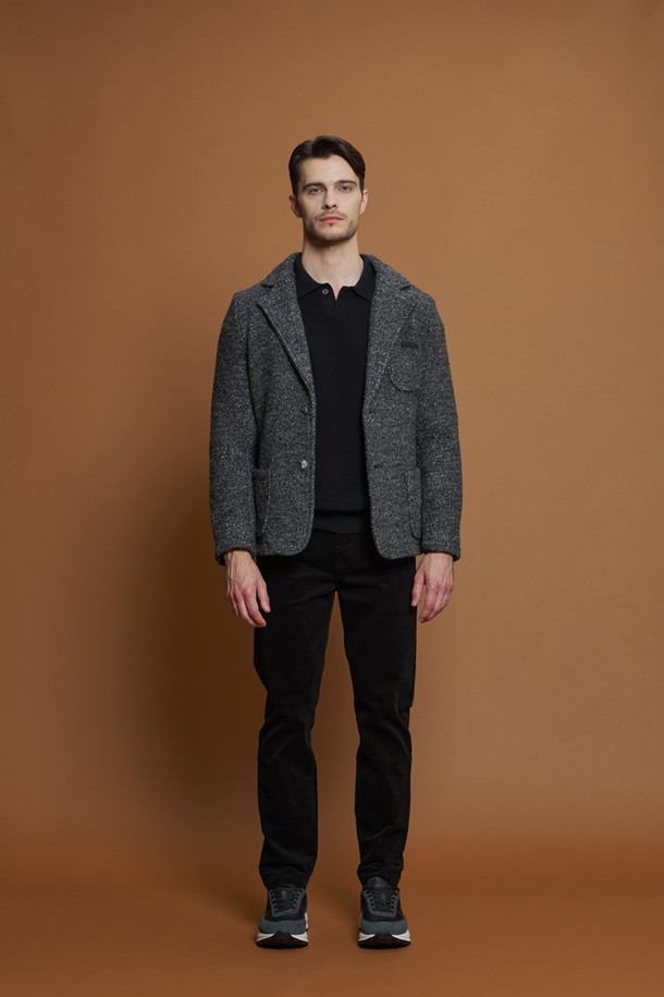 남성 울 혼방 니트 재킷 F-GNJK51은 간절기에 세련된 스타일을 연출할 수 있는 아우터입니다. 부드러운 감촉과 포근함을 선사하며, 클래식하고 세련된 무드를 자아냅니다. 노치 라펠과 엘보 패치가 돋보이는 디자인으로, 슬림핏에 투 버튼 여밈 방식이 특징입니다. 폴리에스터, 버진울, 면, 기타 섬유 혼방 소재로 제작되어 내구성이 뛰어나며, 비즈니스 캐주얼, 출근룩, 모임룩 등 다양한 TPO에 활용하기 좋습니다. 특히 엘보 배색 패치 디테일과 자연스러운 실루엣이 돋보이는 아이템입니다.
