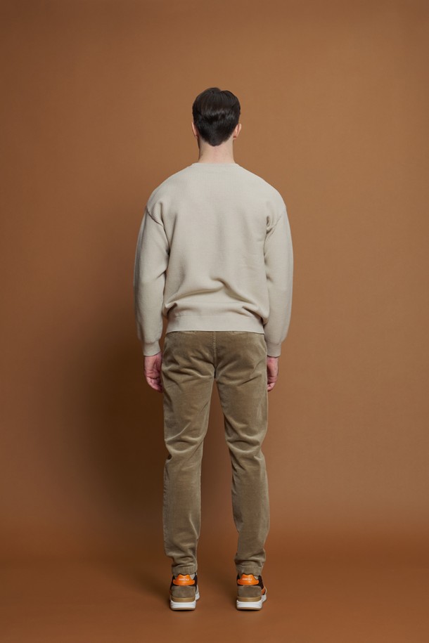 **레귤러슬림핏 코듀로이 팬츠 M-QCPT51**

부드러운 촉감과 두꺼운 두께감으로 따뜻함을 선사하는 남성용 코듀로이 팬츠입니다. 캐주얼과 클래식 스타일을 모두 소화할 수 있는 디자인으로, 일상생활에서 폭넓게 활용할 수 있습니다. 그레이, 네이비, 화이트, 베이지 4가지 컬러로 제공되어 다양한 상의와 매치하기 용이합니다. 면과 스판덱스 혼방 소재로 제작되어 편안한 착용감을 제공하며, 슬림핏과 레귤러핏 두 가지 스타일로 만나볼 수 있습니다. 앞, 뒤 포켓 디자인과 뒷주머니 봉제 제거가 가능한 디테일이 돋보이는 긴바지입니다.
