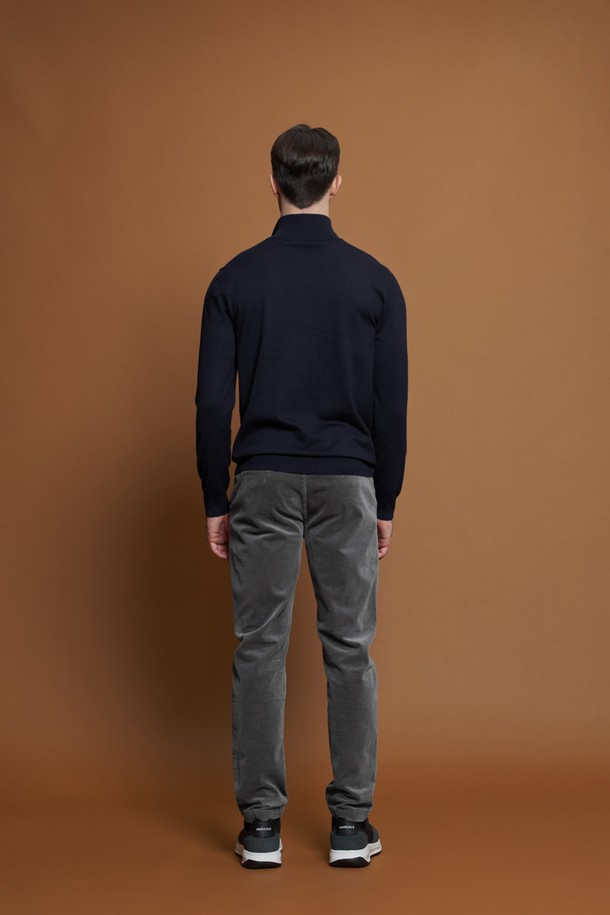 "레귤러슬림핏 코듀로이 팬츠 M-QCPT51"은 남성용 코듀로이 팬츠로, 겨울, 간절기, 여름까지 폭넓게 착용 가능한 실용적인 아이템입니다. 부드러운 촉감의 면과 스판덱스 혼방 소재로 제작되어 편안한 착용감을 선사하며, 슬림핏과 레귤러핏 사이의 레귤러슬림핏으로 제작되어 어떤 스타일에도 자연스럽게 어울립니다. 그레이, 네이비, 화이트, 베이지의 4가지 다채로운 컬러로 출시되어, 클래식, 캐주얼, 미니멀 등 다양한 스타일을 연출할 수 있습니다. 넉넉한 두께감과 신축성 있는 소재로 활동성을 높였으며, 앞뒤 포켓 디자인으로 실용성을 더했습니다. 출근룩, 겨울 데일리룩, 모임룩 등 TPO에 맞춰 활용해보세요.
