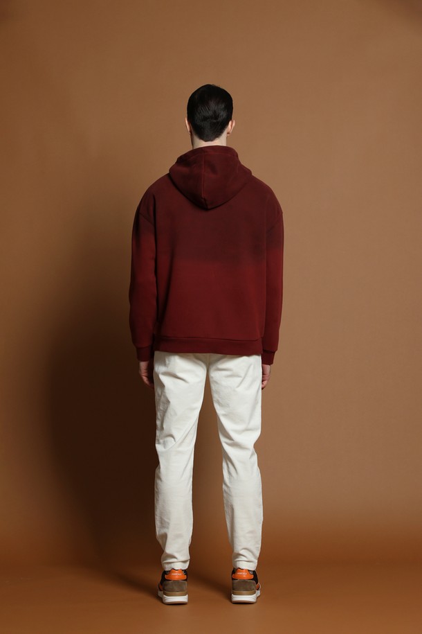 레귤러슬림핏 코듀로이 팬츠 M-QCPT51는 남성용 바지로, 가을과 겨울에 따뜻하게 입을 수 있습니다. 부드러운 촉감의 화이트 컬러 코듀로이 소재로 제작되어 캐주얼하고 베이직한 스타일을 연출합니다. 레귤러핏과 슬림핏을 결합하여 편안하면서도 세련된 핏을 제공하며, 일자 실루엣으로 깔끔하게 떨어집니다. 두께감이 있어 겨울철에도 따뜻하게 착용 가능하며, 다양한 상의와 매치하여 미니멀, 클래식 스타일을 연출하기 좋습니다.
