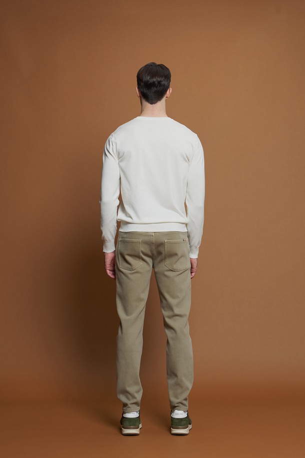 베이지 자수 포인트 기모 데님 팬츠 M-GJEAN83는 겨울 데일리룩을 위한 캐주얼 스타일의 긴바지입니다. 부드러운 촉감의 면, 텐셀, 비스코스, 스판 혼방 소재로 제작되어 편안한 착용감을 선사합니다. 슬림핏과 레귤러핏 두 가지 핏으로 출시되었으며, 두꺼운 두께감과 기모 안감으로 따뜻함을 더했습니다. 5포켓 디자인에 앞뒤 포켓 자수 디테일이 돋보이며, 신축성이 있어 활동성을 높였습니다. 베이지, 차콜 그레이, 라이트그레이 세 가지 색상으로 만나보세요.
