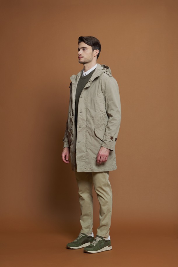 가먼트다잉 롱 후드 야상 M-QBBY50은 캐주얼하고 밀리터리한 무드를 동시에 연출하는 남성용 아우터입니다. 봄, 가을 간절기에 적합하며, 부드러운 면, 스판 혼방 소재로 제작되어 편안한 착용감을 선사합니다. 일체형 후드와 지퍼, 단추 이중 여밈으로 보온성을 높였으며, 레귤러 슬림핏으로 세련된 실루엣을 자랑합니다. 가먼트다잉 기법으로 자연스러운 얼룩과 색상 차이를 살려 워크웨어 스타일을 완성하며, 가을 나들이룩에 돋보이는 스타일을 더합니다. 
