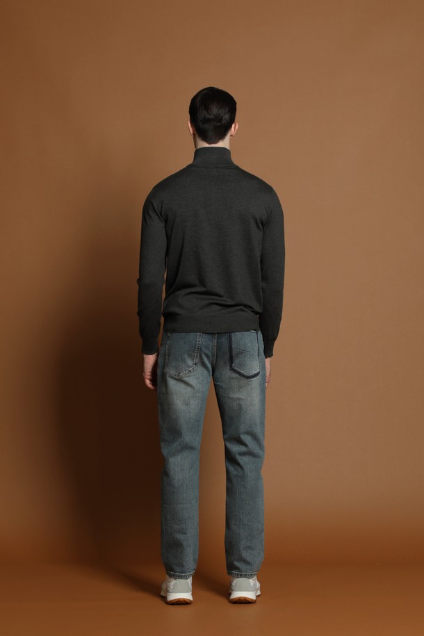 릴렉스핏 베이직 데님 팬츠 M-QJEAN51은 남성을 위한 베이직한 디자인의 데님 팬츠입니다. 봄, 가을 계절에 착용하기 좋으며, 릴랙스핏으로 편안한 착용감을 선사합니다. 캐주얼, 미니멀, 클래식 스타일을 모두 아우르며, 출근룩과 데이트룩 등 다양한 TPO에 활용할 수 있습니다. 무지 패턴의 긴 기장 데님 팬츠로, 데일리룩에 활용하기 좋은 아이템입니다.
