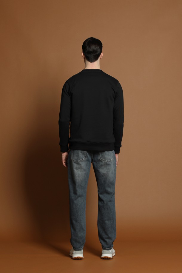 M-QJEAN50 릴렉스핏 워싱 데님 팬츠는 남성 고객을 위한 캐주얼 스타일의 데님 팬츠입니다. 봄, 가을에 적합하며, 데이트룩과 봄 소풍룩에 어울리는 아이템입니다. 릴렉스 핏으로 편안한 착용감을 제공하며, 워싱 디테일이 돋보이는 디자인입니다. 미니멀, 클래식 스타일을 선호하는 분들께 추천합니다.
