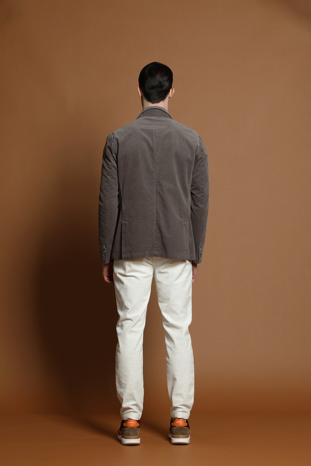 **슬림핏 코듀로이 재킷 D-QCJK51**

가을과 겨울, 당신의 품격을 높여줄 남성용 슬림핏 코듀로이 재킷입니다. 부드러운 촉감의 두꺼운 코듀로이 소재로 제작되어 따뜻함과 편안함을 선사합니다. 브라운과 그레이 두 가지 색상으로 출시되어, 어떤 룩에도 자연스럽게 어울립니다. 테일러드 칼라와 싱글 버튼 여밈, 그리고 포켓 디테일이 클래식하고 베이직한 디자인을 완성합니다. 비즈니스 캐주얼, 출근룩, 모임룩 등 다양한 TPO에 활용하여 미니멀하고 시크한 스타일을 연출해보세요.
