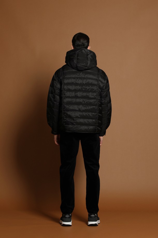 경량 덕다운 후드 재킷 M-QCJP58은 겨울철 넉넉한 보온성을 제공하는 남성용 패딩 재킷입니다. 일상 및 여행 등 다양한 TPO에 활용 가능하며, 캐주얼, 스포티, 미니멀 스타일을 소화합니다. 부드러운 촉감의 나일론 소재와 두꺼운 두께, 경량 설계로 편안한 착용감을 선사합니다. 무지 디자인의 블랙 컬러로 어떤 옷에도 쉽게 매치할 수 있으며, 레귤러핏과 집업 여밈 방식으로 활동성을 높였습니다. 후드 디테일과 긴 소매 기장으로 한겨울 추위에도 따뜻하게 몸을 보호합니다.
