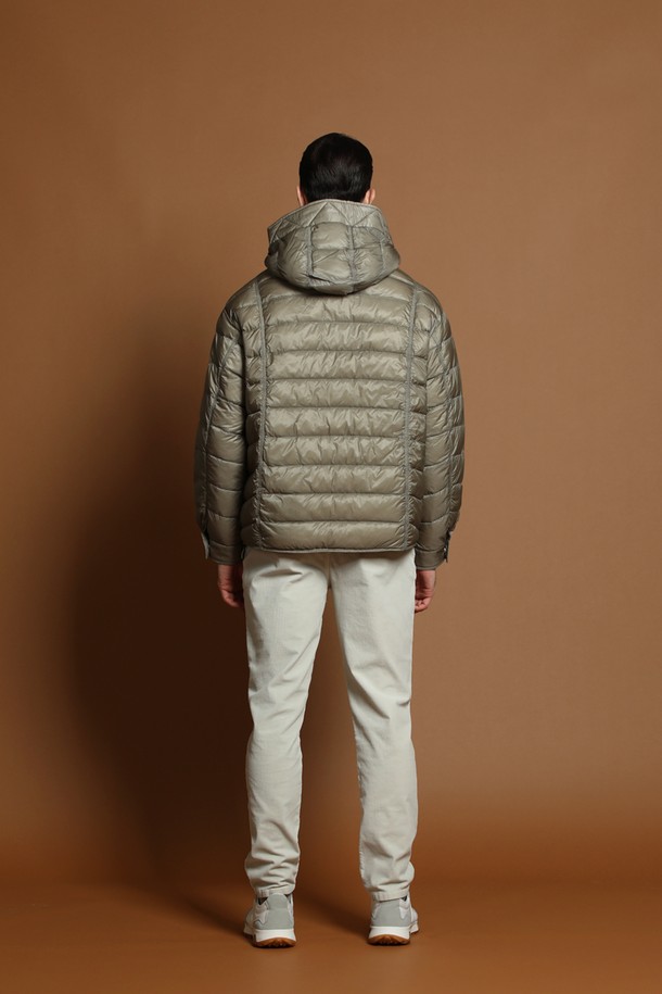 남성용 경량 덕다운 후드 재킷 M-QCJP58입니다. 베이지와 카키 두 가지 색상으로 출시되었으며, 가을, 겨울철 일상 및 캐주얼 출근룩에 적합합니다. 가볍고 따뜻한 덕다운 충전재와 부드러운 나일론 소재를 사용하여 편안한 착용감을 제공합니다. 레귤러핏에 집업 스타일로 간편하게 입고 벗을 수 있으며, 무지 디자인으로 다양한 룩에 활용하기 좋습니다. 두꺼운 두께감으로 보온성을 높였으며, 후드가 있어 더욱 실용적입니다.
