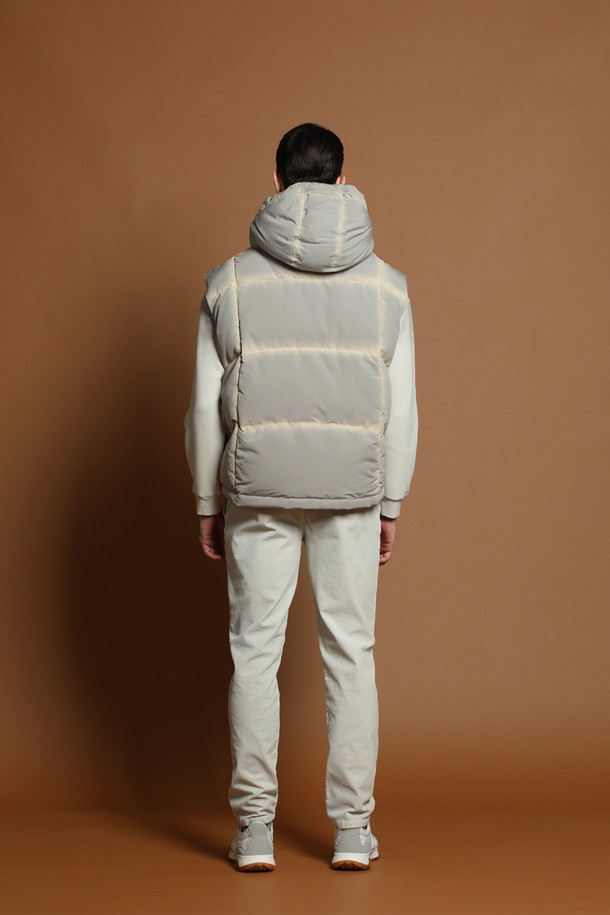 남성용 후드 다운 베스트 M-QCJP59는 겨울철 일상과 캠핑룩에 적합한 아이템입니다. 부드러운 촉감의 나일론 소재와 두꺼운 두께감으로 따뜻함을 제공하며, 캐주얼, 스포티, 미니멀 스타일을 연출하기 좋습니다. 무지 디자인의 그레이 컬러에 레귤러 핏으로 제작되어 편안한 착용감을 선사합니다. 집업 방식과 후드 탈부착 기능으로 실용성을 높인 패딩 베스트입니다.
