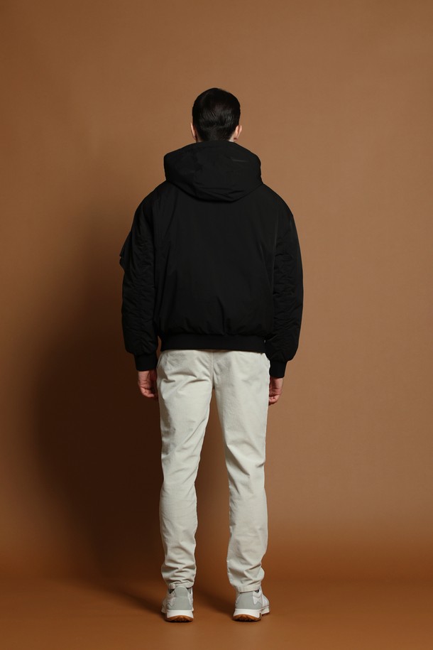 덕다운 블루종 재킷 M-QCJP64는 남성용 겨울 아우터로, 캐주얼하고 미니멀한 스타일을 연출합니다. 블랙 컬러의 무지 디자인으로 어떤 옷에도 쉽게 매치할 수 있으며, 두꺼운 두께감과 부드러운 촉감의 덕다운 충전재가 따뜻함을 선사합니다. 오버핏으로 편안한 착용감을 제공하며, 집업 방식과 긴 소매, 후드, 포켓 디테일이 실용성을 더합니다. 일상복으로 활용하기 좋은 패딩 타입의 블루종 재킷입니다.
