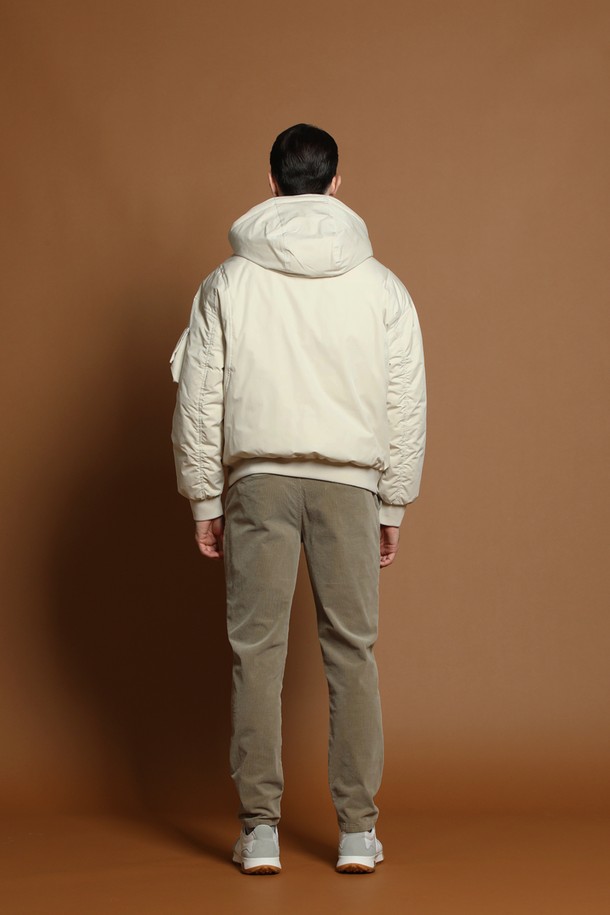 덕다운 블루종 재킷 M-QCJP64는 남성용 아우터로, 겨울철 일상에서 캐주얼하고 스포티한 스타일을 연출하기에 적합합니다. 아이보리, 화이트 두 가지 색상으로 출시되었으며, 숏 기장의 무지 디자인으로 미니멀한 매력을 더합니다. 두꺼운 두께감의 덕다운 충전재와 부드러운 촉감으로 따뜻함을 제공하며, 집업 여밈 방식과 후드, 포켓 디테일이 실용성을 높였습니다. 레귤러핏으로 제작되어 편안한 착용감을 선사하며, 긴 소매 기장으로 보온성을 더했습니다.
