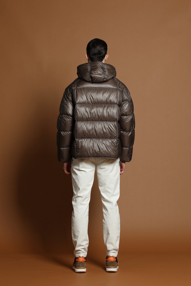 경량 덕다운 패딩 재킷 M-QCJP57은 남성용 겨울 아우터입니다. 브라운 컬러의 베이직하고 미니멀한 디자인으로, 일상복으로 활용하기 좋습니다. 얇고 가벼운 나일론 소재에 덕다운 충전재를 사용하여 보온성을 높였습니다. 레귤러핏에 집업 스타일로 편안하게 착용할 수 있으며, 긴 소매와 후드가 있어 실용적입니다. 무지 디자인으로 다양한 스타일 연출에 용이합니다.
