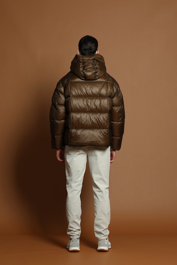 경량 덕다운 패딩 재킷 M-QCJP57은 겨울철 일상룩과 여행, 캠핑룩에 적합한 남녀 공용 아우터입니다. 브라운 컬러의 무지 디자인으로, 캐주얼, 미니멀, 고프코어 스타일을 모두 소화할 수 있습니다. 숏패딩 기장에 오버핏으로 편안한 착용감을 선사하며, 가볍고 따뜻한 덕다운 충전재와 부드러운 촉감의 나일론 소재를 사용하여 보온성을 높였습니다. 집업 스타일의 후드 디자인과 긴 소매 기장으로, 추운 날씨에도 든든하게 몸을 감싸줍니다.
