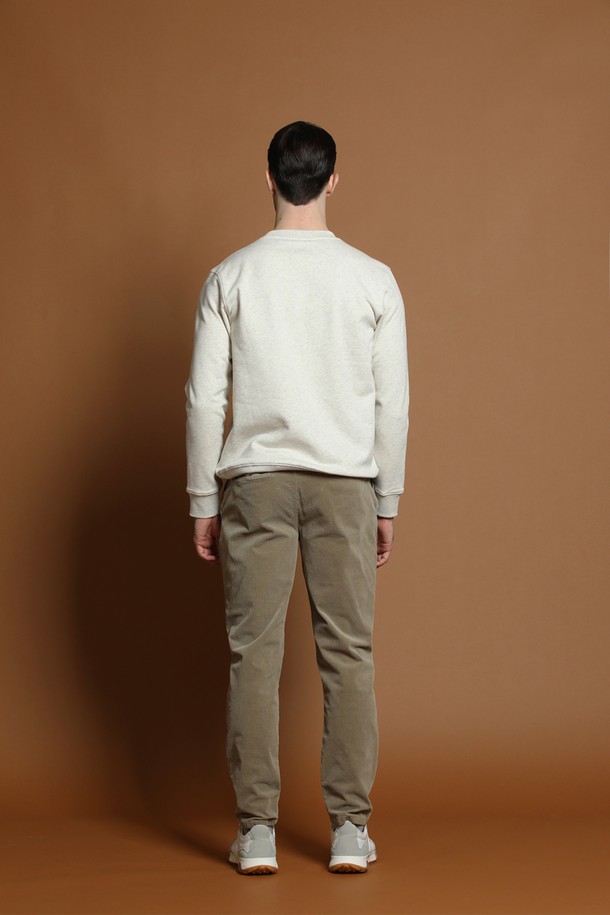 워시드 면혼방 코듀로이 팬츠 M-RCPT50은 가을과 겨울에 어울리는, 부드러운 촉감의 코듀로이 소재 팬츠입니다. 일상에서 편안하게 착용하기 좋으며, 출근룩이나 모임룩에도 활용할 수 있습니다. 베이직하고 캐주얼한 스타일로, 다양한 상의와 매치하기 용이합니다. 레귤러핏으로 제작되어 편안한 착용감을 선사하며, 워시드 가공으로 자연스러운 멋을 더했습니다. 클래식, 미니멀 스타일을 즐겨 입는 분들께 추천합니다.
