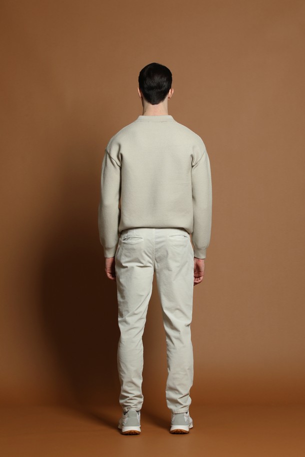 **워시드 면혼방 코듀로이 팬츠 M-RCPT50**

부드러운 워시드 면혼방 소재의 코듀로이 팬츠입니다. 가을과 겨울에 따뜻하게 착용하기 좋은 두꺼운 두께감의 긴 바지입니다. 베이직하고 캐주얼한 무드로, 레귤러 핏 디자인으로 편안한 착용감을 선사합니다. 무지 디자인으로 다양한 상의와 쉽게 매치할 수 있으며, 일상생활에서 활용하기 좋습니다. 클래식하고 미니멀한 스타일을 연출하기에도 적합합니다.
