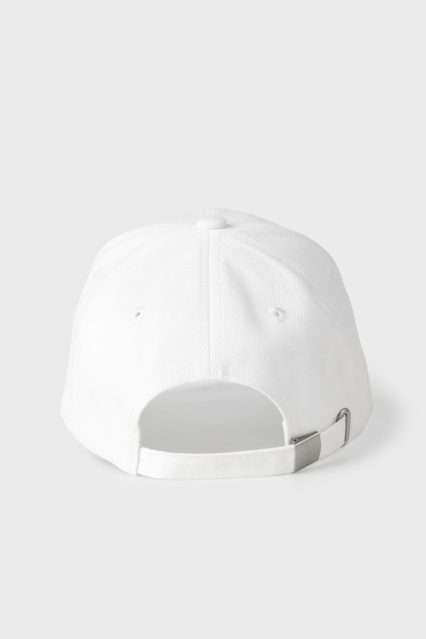 빈티지 로고 볼캡 M-QCAP01은 남녀 공용으로 착용 가능한 볼캡입니다. 봄, 여름, 가을 계절에 어울리는 면 소재의 부드러운 촉감과 일반적인 깊이 및 챙 넓이를 가지고 있습니다. 캐주얼, 미니멀, 클래식 스타일의 의상에 잘 어울리며, 여행룩이나 산책룩에 포인트를 줄 수 있습니다. 화이트 컬러에 빈티지한 로고 디자인이 특징입니다. 데일리룩에 편안함과 스타일을 더해보세요.
