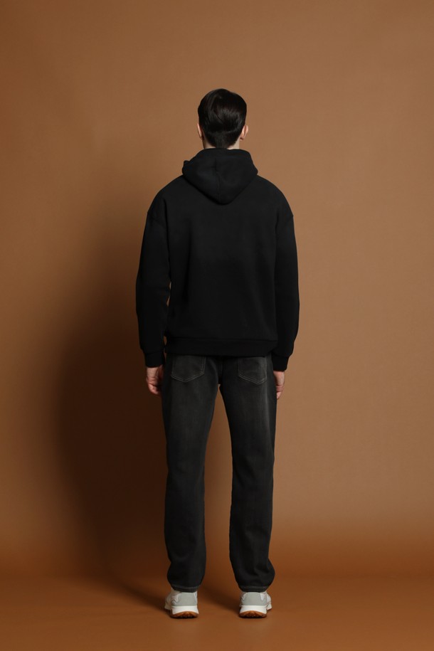 남성용 기모 그라데이션 후드 티셔츠 M-QTEE58입니다. 부드러운 기모 소재로 제작되어 가을, 겨울철 따뜻하게 착용할 수 있습니다. 캐주얼, 스트릿 스타일 연출에 적합하며, 레귤러 핏으로 편안한 착용감을 제공합니다. 블랙과 그라데이션 컬러 조합이 돋보이며, 후드 스트링으로 스타일을 더했습니다. 긴 소매 기장의 두꺼운 두께감으로 보온성을 높였습니다.
