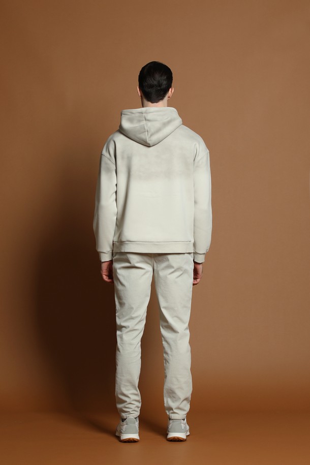 따뜻하고 포근한 남성용 기모 그라데이션 후드 티셔츠 M-QTEE58입니다. 부드러운 기모 안감으로 가을과 겨울철, 쌀쌀한 날씨에도 쾌적하게 착용 가능합니다. 베이직하고 캐주얼한 스타일로, 일상복으로 활용하기 좋습니다. 레귤러핏에 긴 소매, 후드 디자인으로 편안함을 더했습니다. 무지 패턴의 베이지 컬러가 어떤 스타일에도 잘 어울리며, 포켓 디테일로 실용성을 높였습니다.
