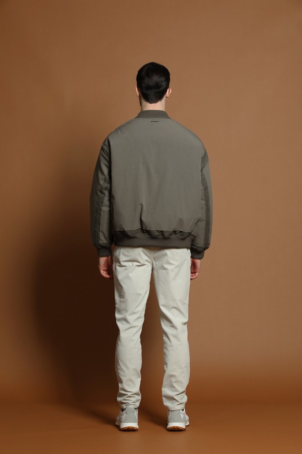 M-QCJP50 패치워크 다운 블루종 재킷은 겨울철 데일리룩과 출근룩에 활용하기 좋은 아우터입니다. 캐주얼, 클래식, 미니멀 스타일을 모두 아우르는 디자인으로, 세련된 분위기를 연출합니다. 카키브라운 컬러의 패치워크 패턴이 특징이며, 두꺼운 두께감과 가벼운 촉감으로 편안하게 착용할 수 있습니다. 덕다운 충전재(솜털 90%, 깃털 10%)와 680~700 필파워로 보온성을 높였으며, 베이스볼 카라와 시보리 마감으로 활동성을 더했습니다. 긴 소매, 집업 여밈 방식, 레귤러핏 디자인으로 제작되었습니다.
