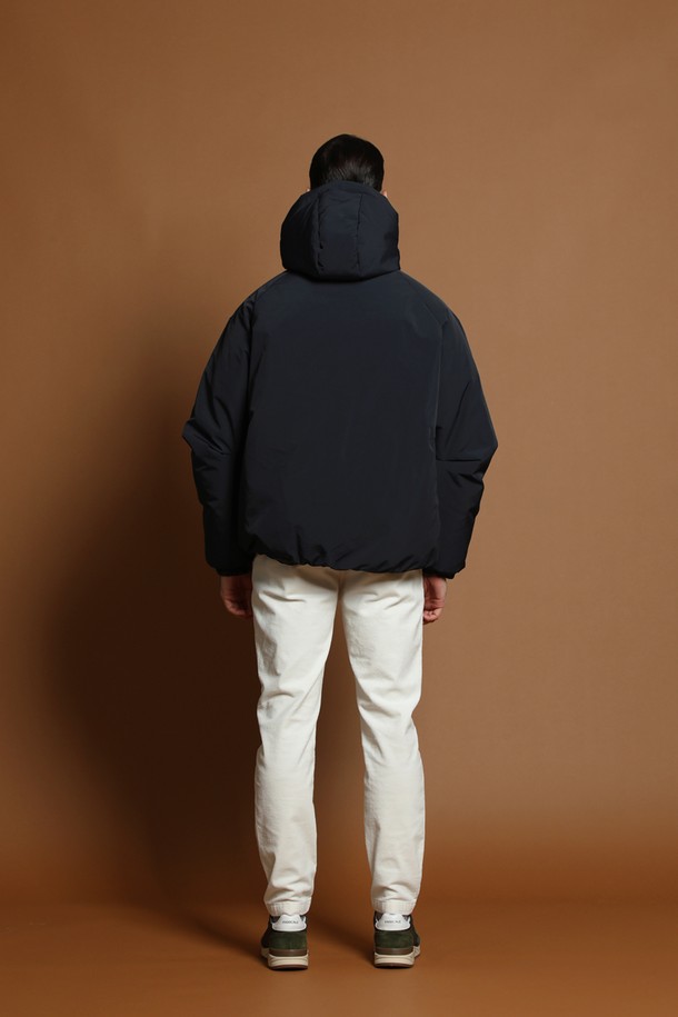 덕다운 후드 패딩 재킷 M-QCJP51은 남성용 겨울 아우터입니다. 블랙 컬러의 무지 디자인으로, 캐주얼 및 스포티 스타일을 연출하기 좋습니다. 두꺼운 두께감과 부드러운 촉감의 덕다운 소재로 제작되어 보온성과 방풍 기능을 제공합니다. 오버핏 숏패딩으로, 출근룩이나 여행룩에 편안하게 착용할 수 있으며, 긴 소매와 집업 여밈 방식의 디자인입니다. 후드 디테일이 더해져 활동적인 느낌을 더합니다.
