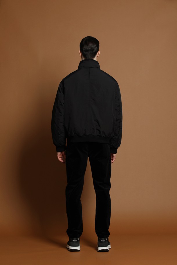 남성용 하이넥 다운 블루종 재킷 M-QCJP53입니다. 블랙 컬러의 무지 디자인으로, 캐주얼 및 스포티 스타일을 연출하기 좋습니다. 두꺼운 두께감과 부드러운 촉감의 나일론 소재로 제작되어 겨울철 보온과 방풍 기능을 제공합니다. 오버핏 디자인에 집업 여밈 방식으로 편안하게 착용 가능하며, 긴 소매 기장과 하이넥 스타일이 특징입니다. 안감은 패딩 처리되어 따뜻함을 더합니다.
