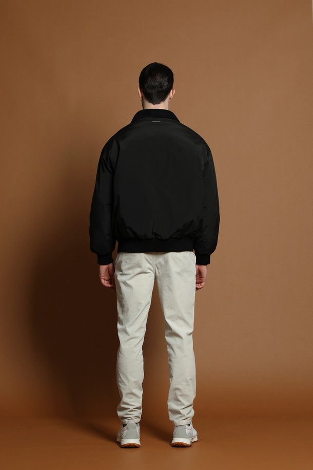 덕다운 더블 카라 블루종 재킷 M-QCJP54는 남성용 겨울 아우터입니다. 블랙 컬러의 무지 디자인으로 캐주얼, 스포티, 미니멀 스타일을 연출하기 좋습니다. 두꺼운 두께감과 부드러운 촉감의 덕다운 소재로 제작되어 보온성을 높였습니다. 넉넉한 오버핏에 집업 방식, 더블 카라 디자인으로 포인트를 주었습니다. 긴 소매 기장의 블루종 재킷으로 일상에서 편안하게 착용할 수 있습니다.
