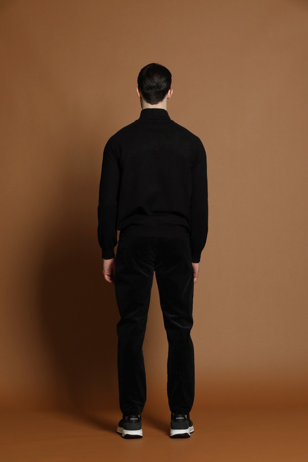 소프트 사이드 반집업 니트 M-QNIT61은 남성용 상의입니다. 부드러운 촉감의 니트 소재로 제작되었으며, 가을과 겨울에 따뜻하게 착용할 수 있습니다. 베이직하고 미니멀한 스타일로, 레귤러 핏과 긴 소매 기장을 갖추었습니다. 블랙 색상의 무지 디자인에 반집업 디테일이 더해져 세련된 느낌을 줍니다. 두꺼운 두께감으로 보온성을 높였으며, 일상생활에서 편안하게 활용하기 좋습니다.
