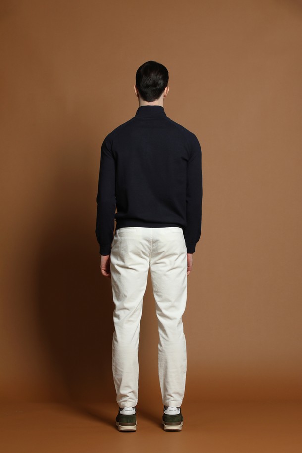 소프트 사이드 반집업 니트 M-QNIT61은 가을, 겨울 시즌에 어울리는 남성용 니트입니다. 베이직하고 미니멀한 스타일로, 일상복으로 활용하기 좋습니다. 부드러운 촉감의 니트 소재로 제작되었으며, 두꺼운 두께감으로 따뜻하게 착용할 수 있습니다. 레귤러 핏에 긴 소매, 반집업 네크라인 디자인으로 세련된 느낌을 더했습니다. 블랙 컬러에 무지 패턴으로 어떤 옷에도 쉽게 매치할 수 있습니다.
