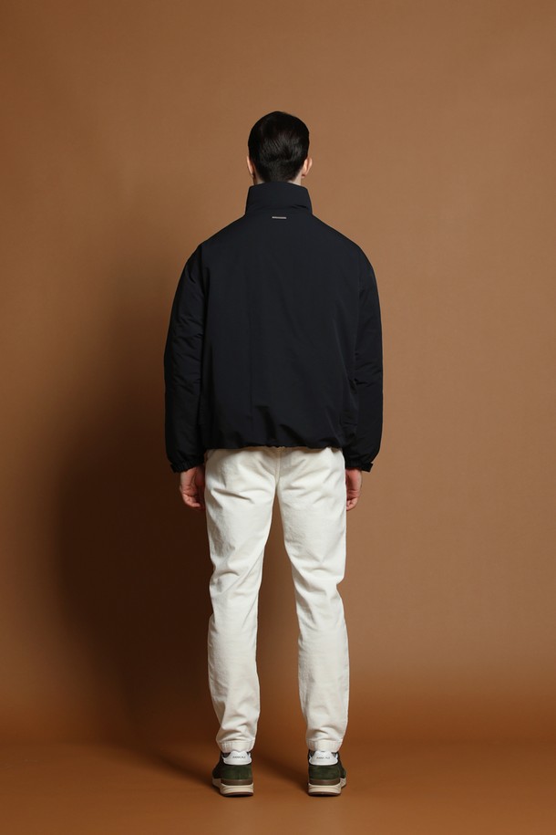 블랙 컬러의 덕다운 충전재를 사용한 남성용 블루종 재킷입니다. 일상 및 출근룩에 적합하며, 캐주얼하고 미니멀한 스타일을 연출합니다. 넉넉한 오버핏으로 편안한 착용감을 선사하며, 사이드 지퍼 디테일이 특징입니다. 긴 소매 기장과 두꺼운 두께감으로 겨울철에도 따뜻하게 입을 수 있습니다. 부드러운 촉감의 무지 디자인으로 다양한 룩에 활용하기 좋습니다.
