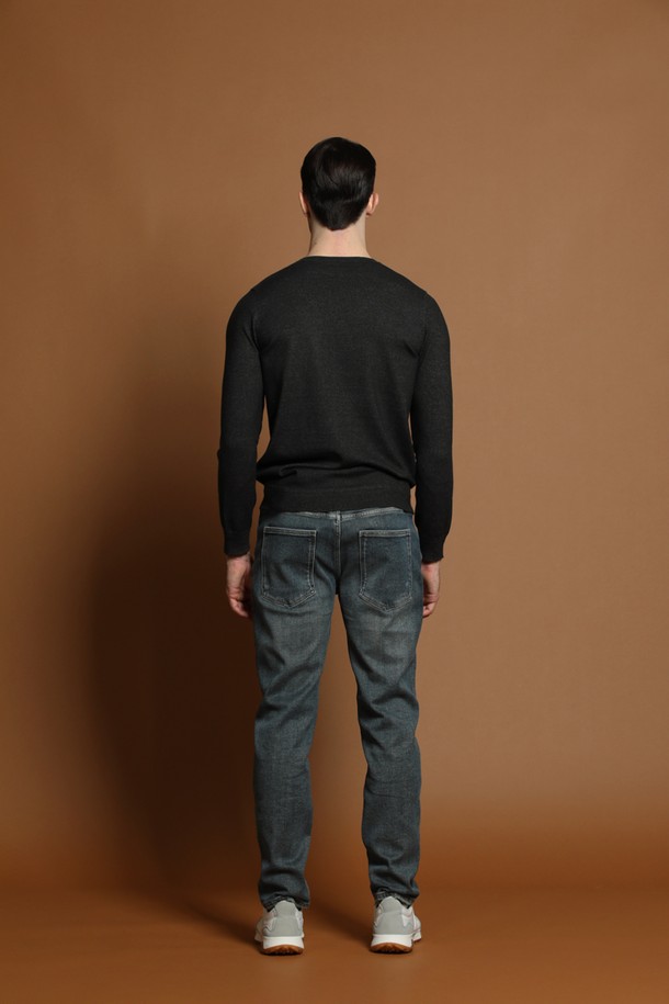 슬림핏 소프트 포켓 니트 M-QNIT62는 가을, 겨울 시즌에 어울리는 남성용 라운드넥 긴소매 니트입니다. 얇은 두께감과 부드러운 촉감의 니트 소재로 제작되어 편안한 착용감을 선사합니다. 베이직하고 미니멀한 스타일로, 무지 디자인에 포켓 디테일을 더해 실용성을 높였습니다. 출근룩 또는 비즈니스 캐주얼에 활용하기 좋으며, 미니멀, 클래식, 캐주얼 등 다양한 스타일을 연출할 수 있습니다. 슬림핏으로 제작되어 깔끔한 핏을 제공합니다.
